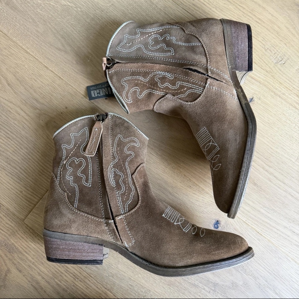 NWT Dingo Daisy Mae Suede Embroidered Camel Cowboy Booties Round Toe Women’s 7.5